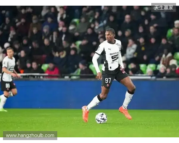 记者：雅凯已同意加盟切尔西，并告知雷恩希望在冬窗离队