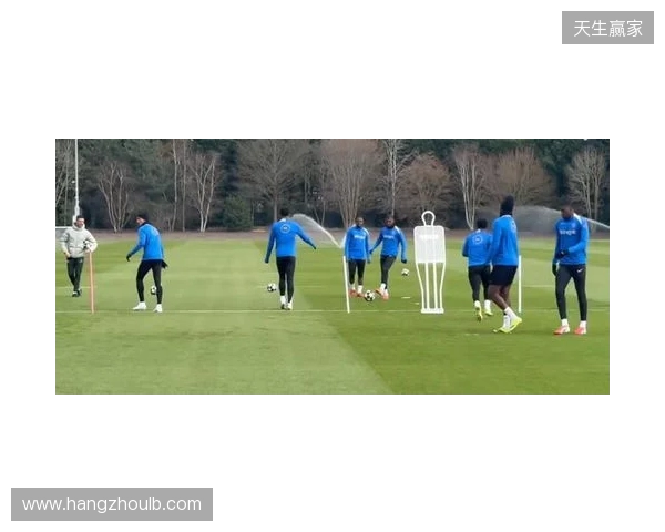 跟队:埃斯特旺参加了切尔西的公开训练,里斯、约恩森缺席