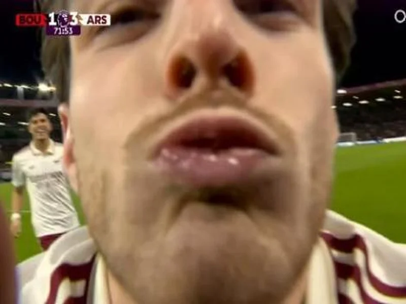 小雷:摄像机都是口水,得管你收费了!赖斯:只是轻吻了一下😂