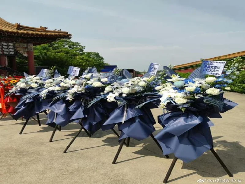 纪念慕尼黑空难68周年，弗兰克和卡里克在赛前敬献花圈