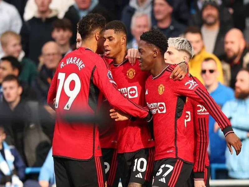 队长风范，曼联落后时B费利用肖疗伤时间来回指导大部分队友